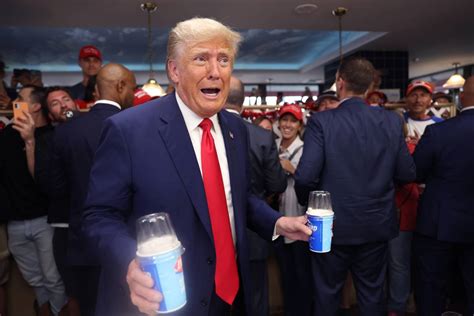 trump at dairy queen|Trump hands out Blizzards at Iowa Dairy Queen during campaign。